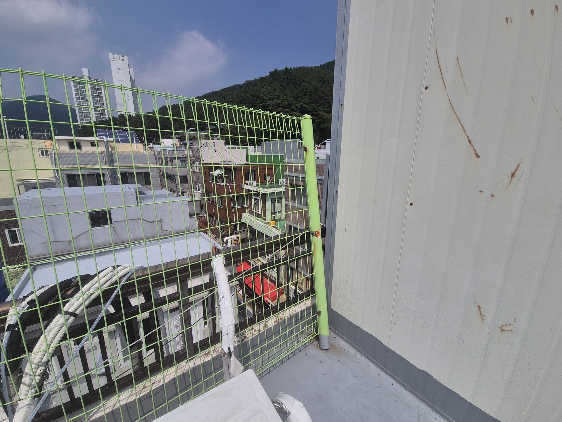 부산CLC희망학교 옥상의 파손되고 기울어진 안전펜스