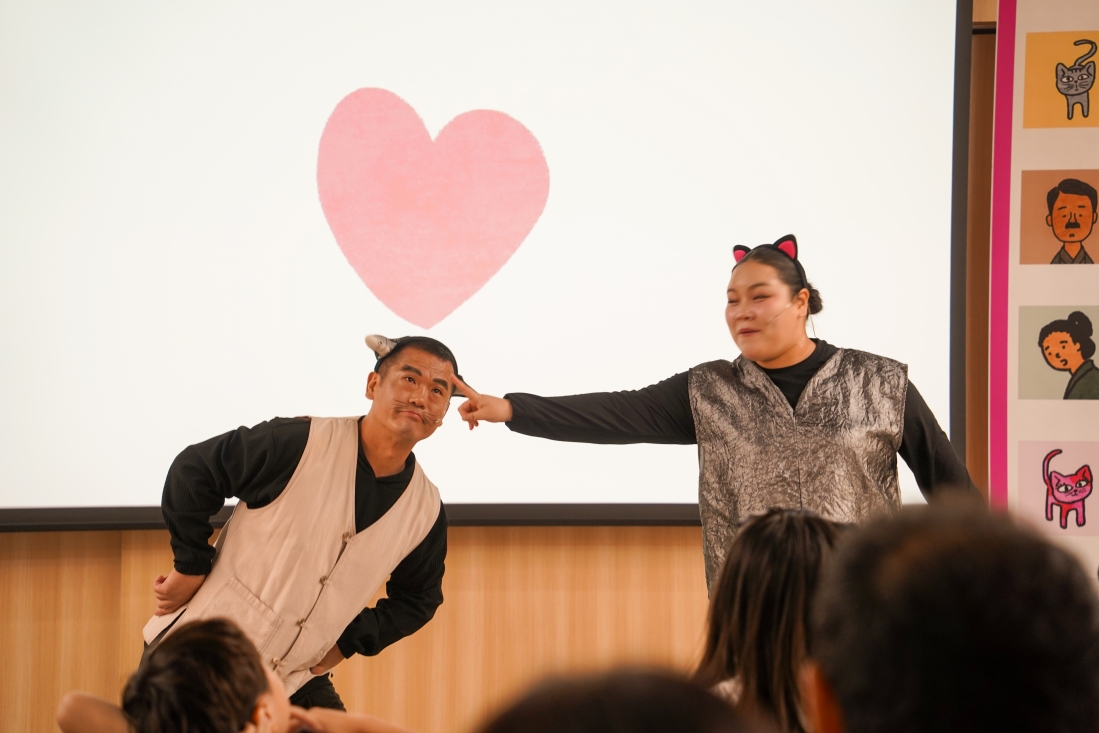 칠곡 석적도서관 어린이 공연 ‘나는 고양이로소이다’에서 고양이 인사법을 익살스럽게 보여주는 배우들