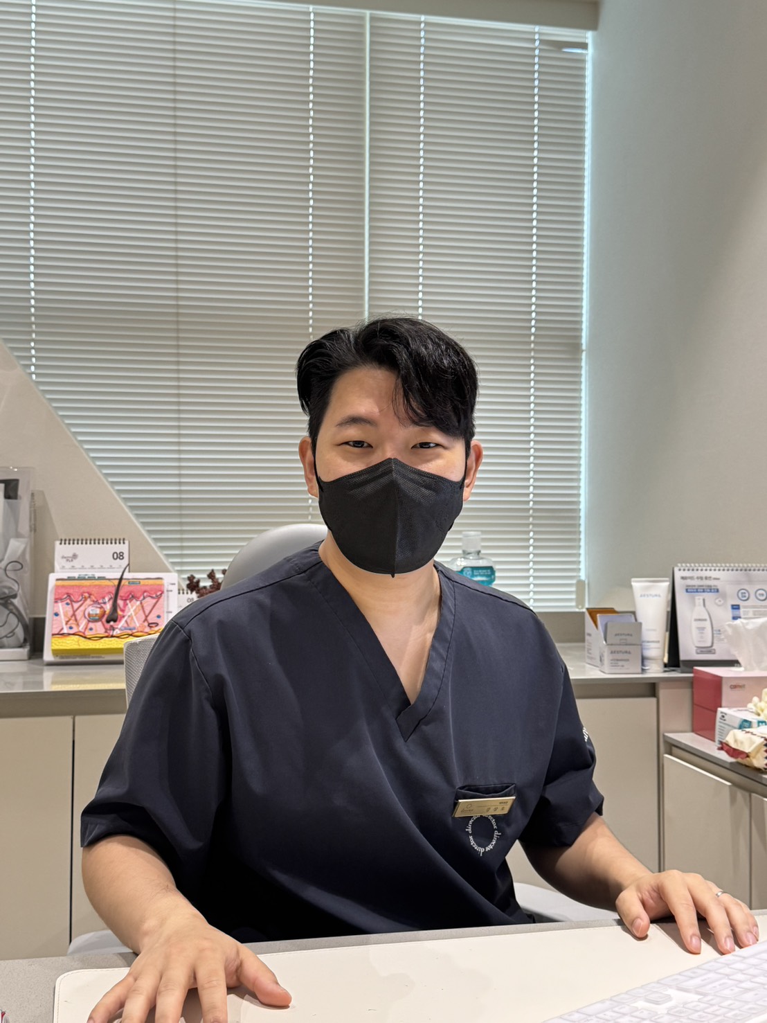 울산쥐젖제거 상담을 진행하는 의료진의 진료실 모습