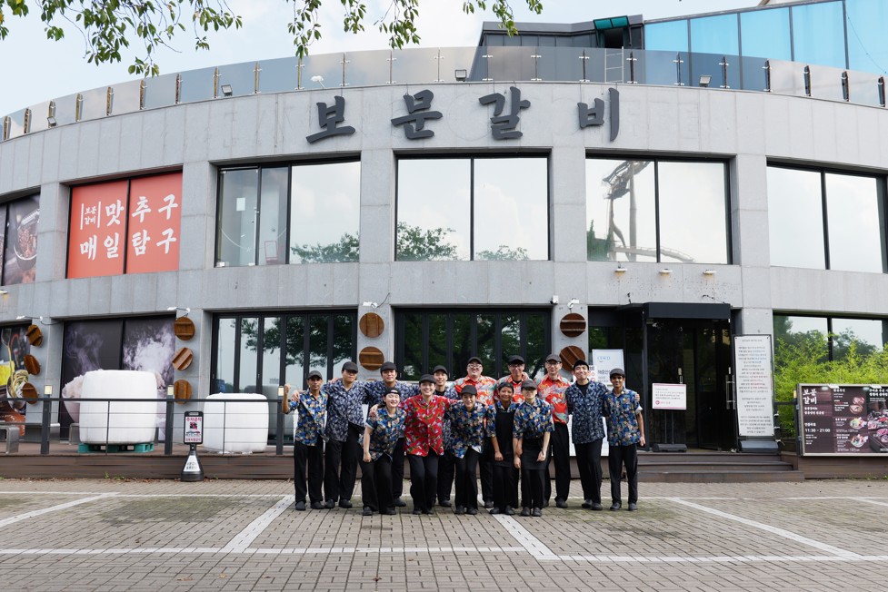 보문갈비 매장 앞 오너셰프와 직원 단체 사진