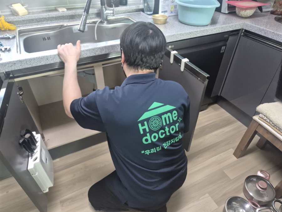 홈닥터 기사가 싱크대 하부장 배관 점검