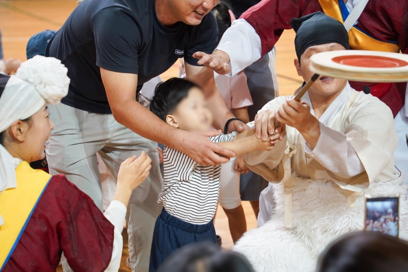 공주 어린이집 연합공연에서 풍물패와 함께 버나돌리기를 체험하는 남자 아이