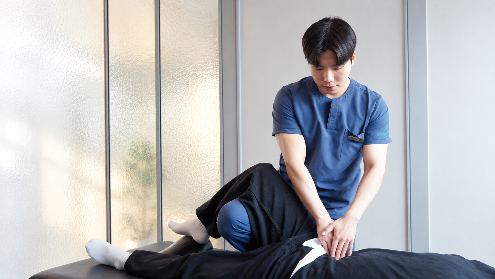도수치료와 물리치료를 표현한 치료 이미지