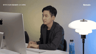 bxd0 강의 영상 썸네일, 데스크에서 강사가 네이밍 하나로 브랜드 급이 갈리는 언어 설계 원리를 강의하는 장면