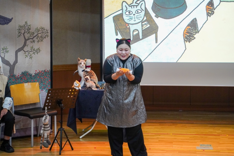 《나는 고양이로소이다》 소고기를 노리는 주인공 고양이