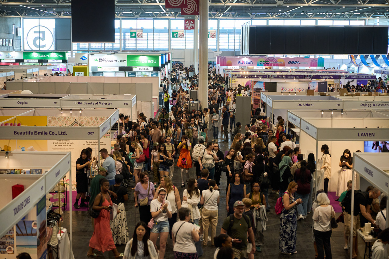 Korean exhibitors meet with international buyers during a business consultation at Korea Expo.