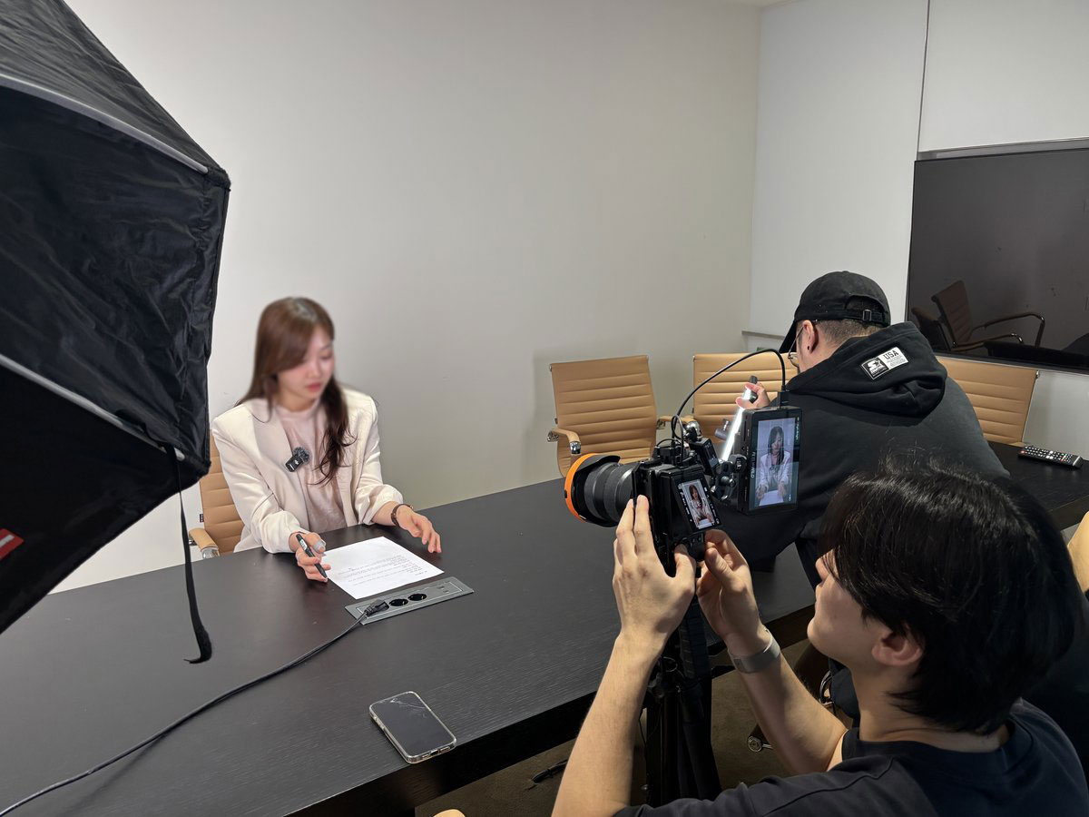 A법무법인 숏폼 촬영 현장에서 대본을 확인하는 변호사와 카메라를 준비하는 촬영팀
