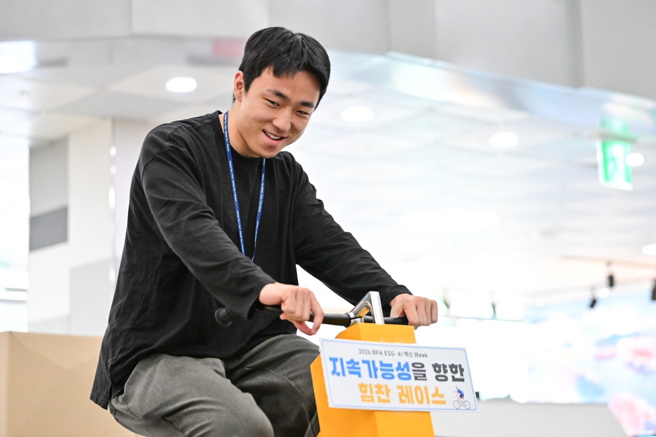 정우영 사원이 자가발전 자전거에 앉아 웃고 있는 모습