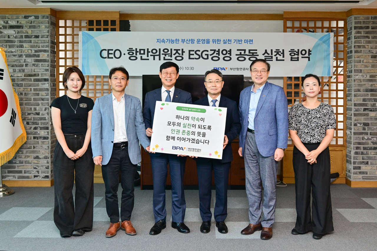 선언식장 배너 앞에 일곱 명이 나란히 서고, 가운데 두 사람이 ‘하나의 약속이 모두의 실천이 되도록 인권 존중의 뜻을 함께 이어가겠습니다’라고 적힌 피켓을 함께 든 모습