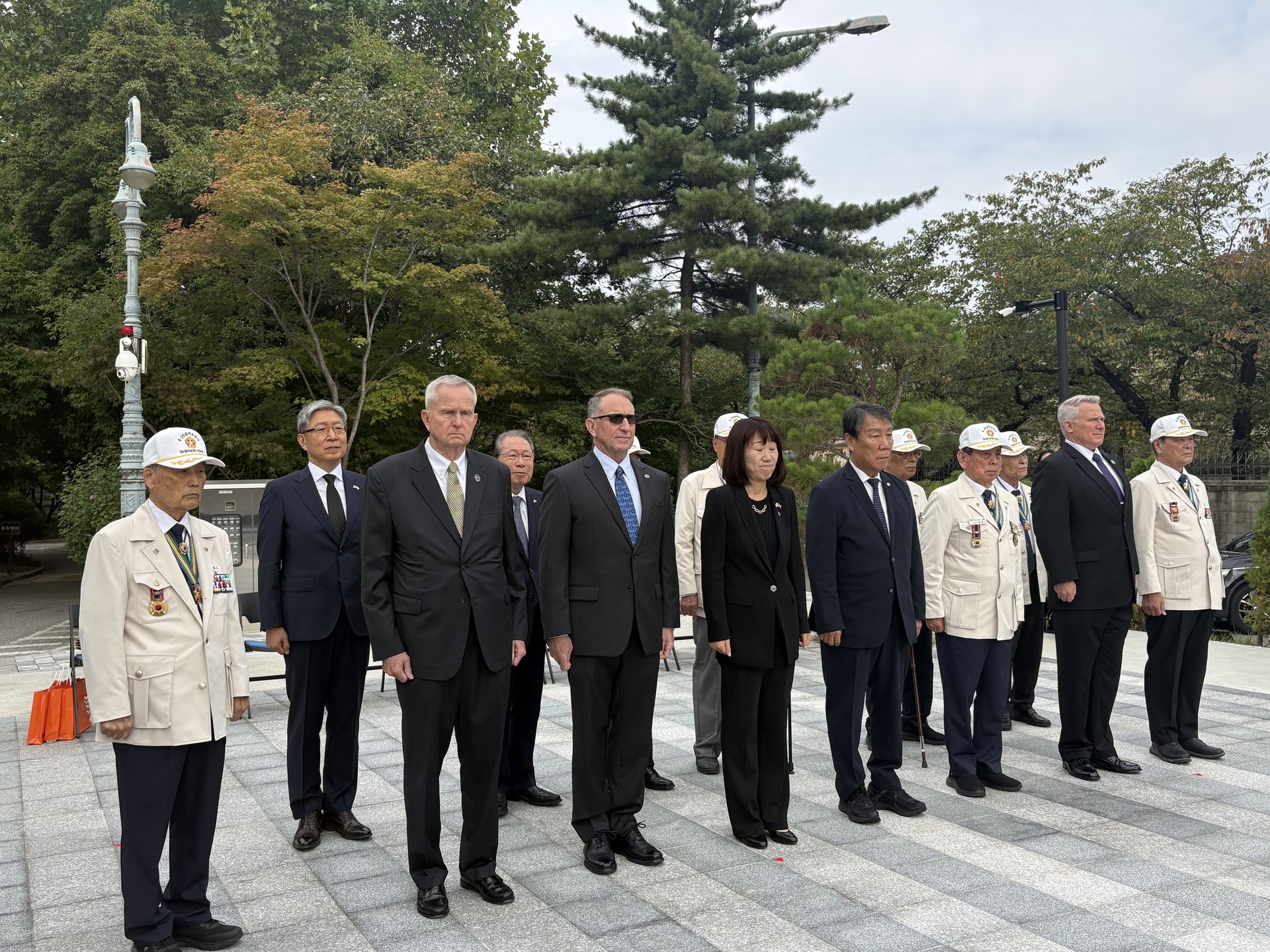 주한미군 전사자 추모비 참배(좌로부터 전 한미연합사령관 벨/에이브람스/라카메라 미 육군대장, 보훈부 차관) (9.14)