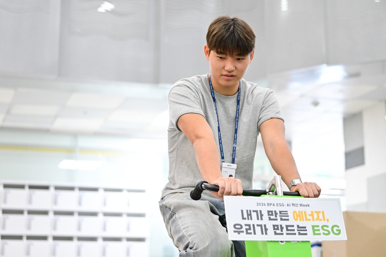오혜성 사원이 자가발전 자전거에 앉아 정면을 바라보는 모습