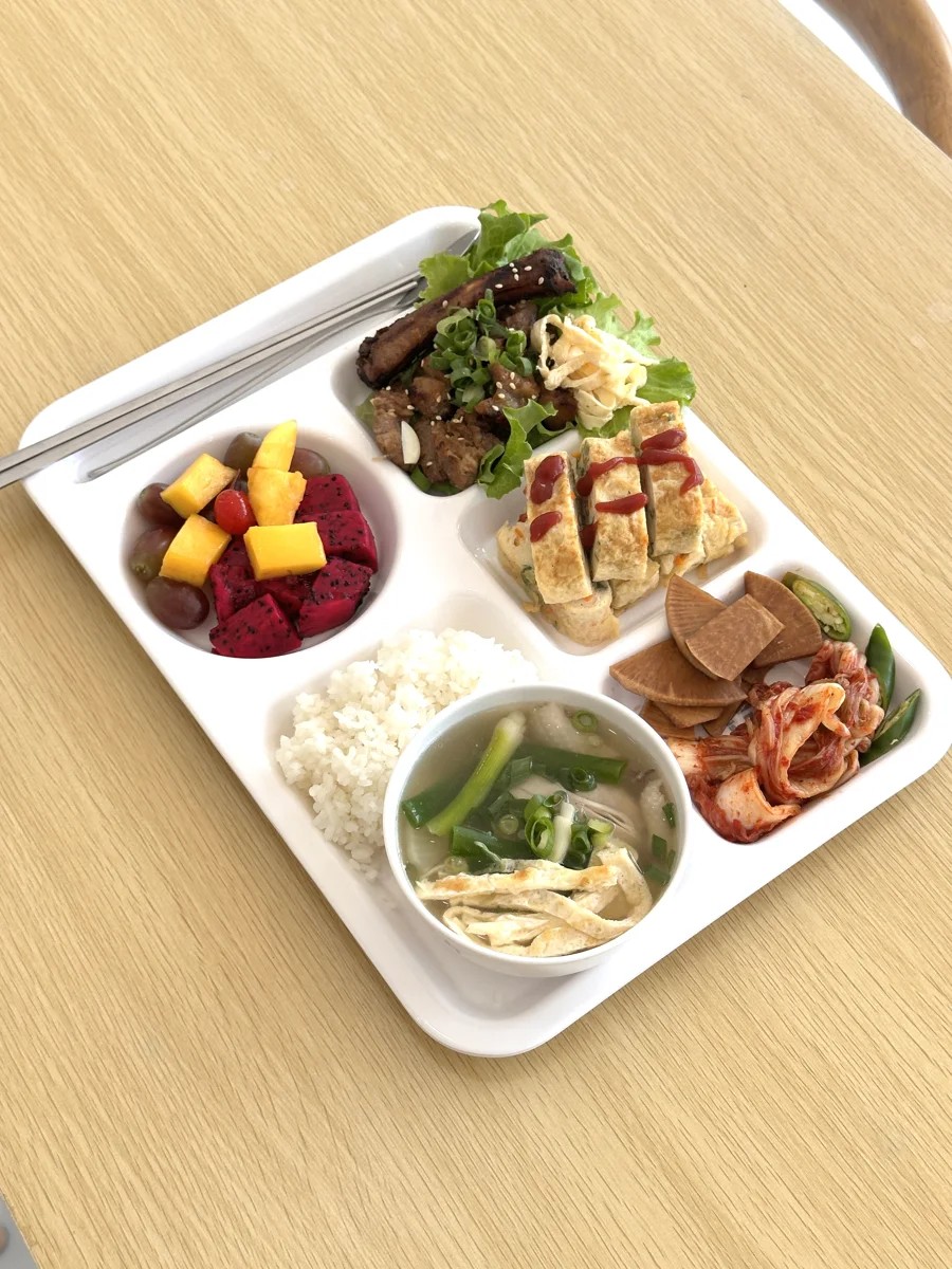 학교 제공 식사 예시 · 고기·반찬·국 구성