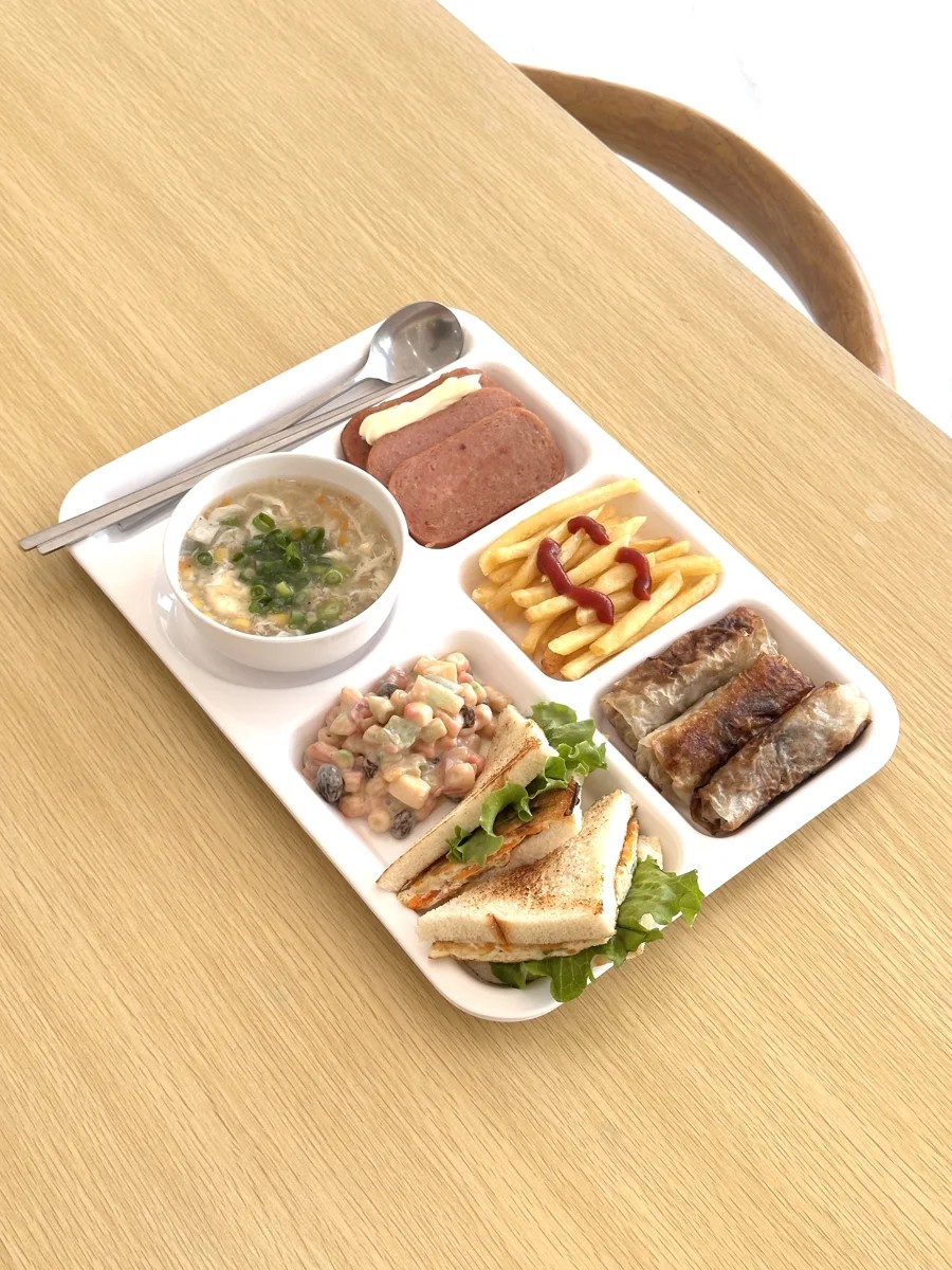 학교 제공 식사 예시 · 빵과 과일 구성