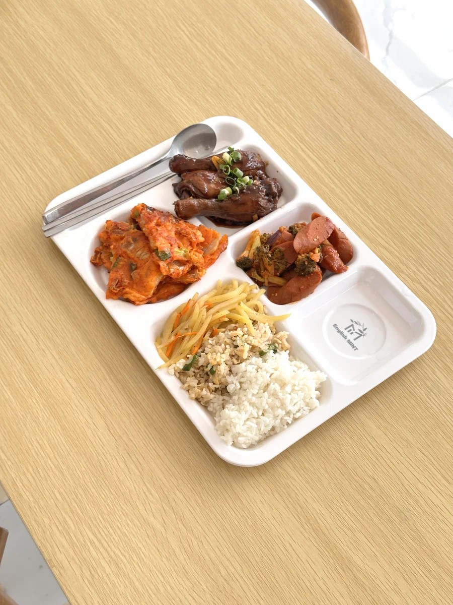 학교 제공 식사 예시 · 닭고기와 밥 구성