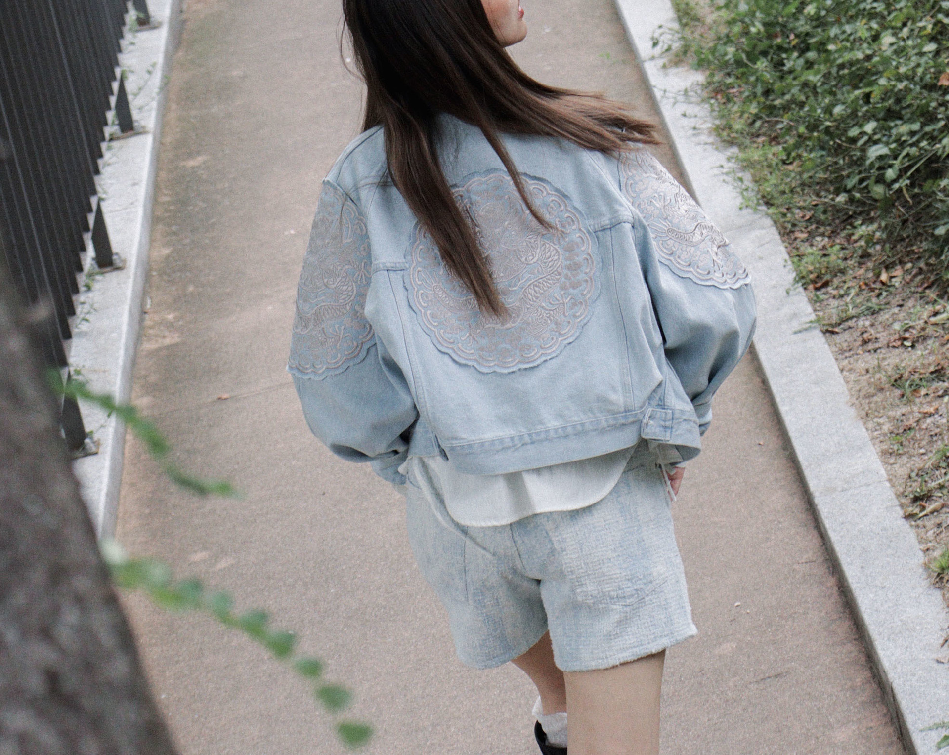 이번 주말은 조금 다르게 입어볼까요<br> <span style="font-size:25px; text-decoration:underline;"> 청룡포 자켓 <br> CHEONGRYONGPO JACKET </span> <br> <span style="font-size:15px;">[ 바로가기 ]</span>