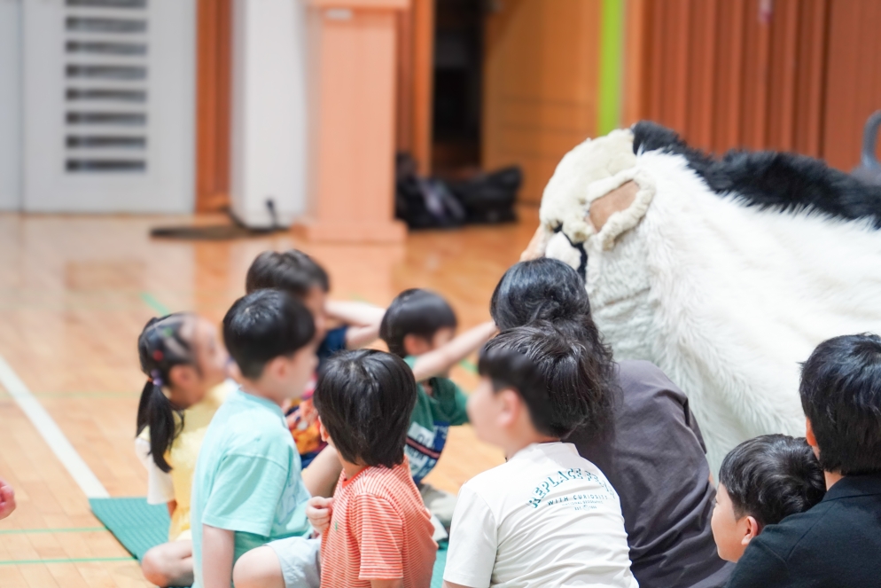 **알트태그:**   공연을 마친 강아지탈 해피 곁에 모여 쓰다듬으며 교감하는 여수여명학교 아이들