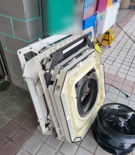 세척을 마친 시스템에어컨 패널과 송풍팬