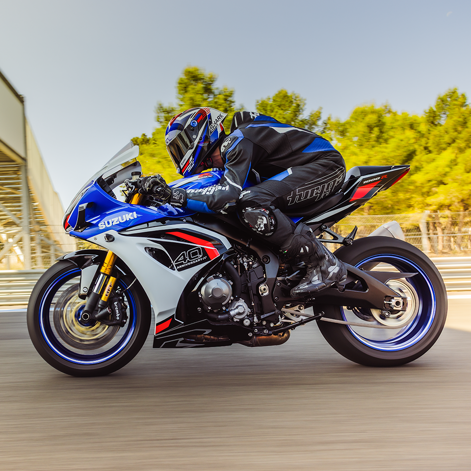 탱크에 몸을 붙이고 고속으로 달리는 GSX-R1000R 라이더