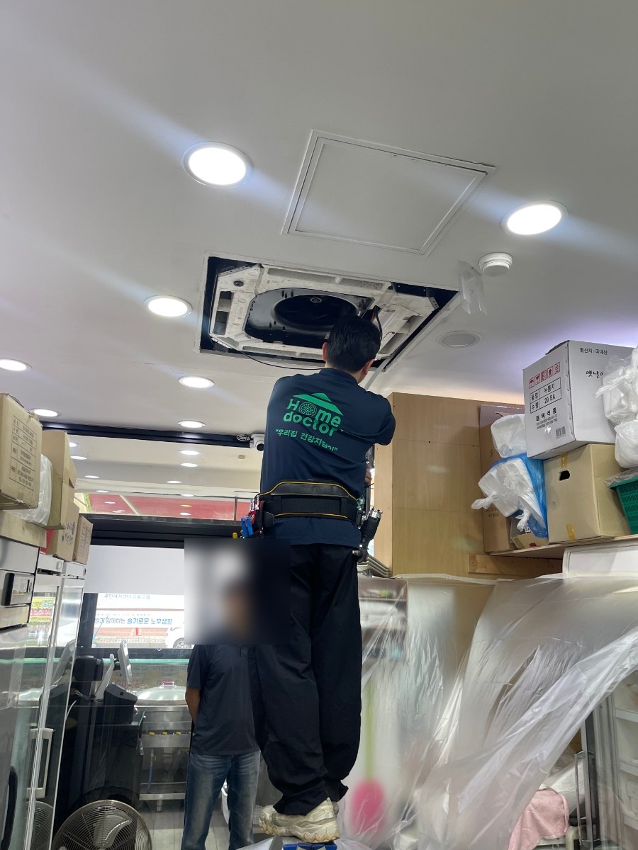 식당 천장형 냉난방기 분해를 시작하는 직영기사