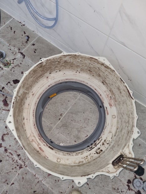드럼세탁기 바깥통 앞쪽 고무패킹 주변 오염