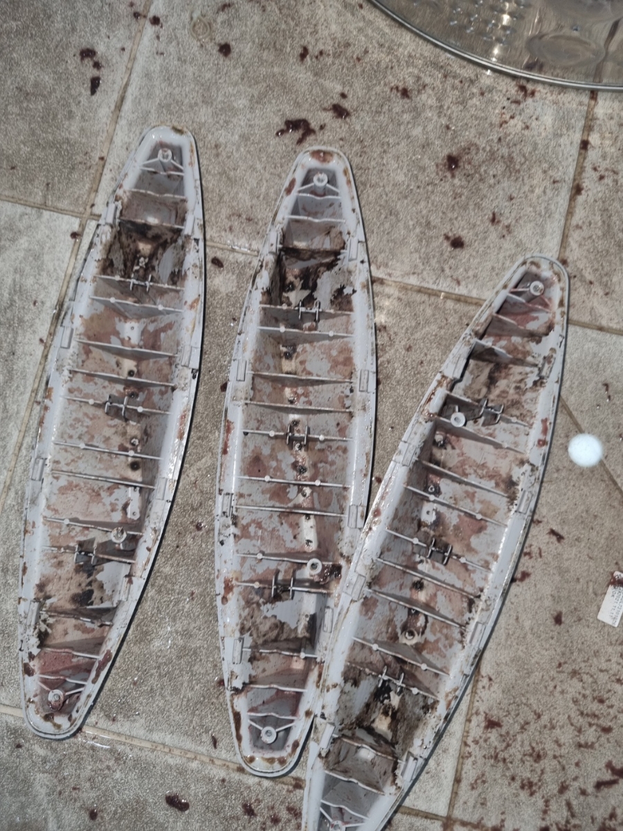 건조기에서 분리한 부품에 쌓인 먼지