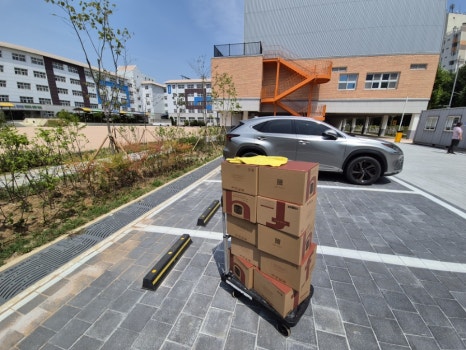 학교 주차장에 내린 교체용 필터 박스