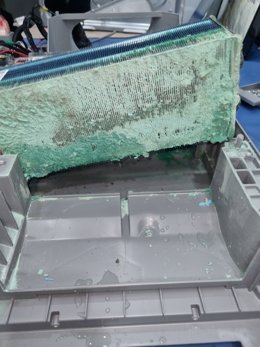 열교환기 핀을 두껍게 덮은 오염