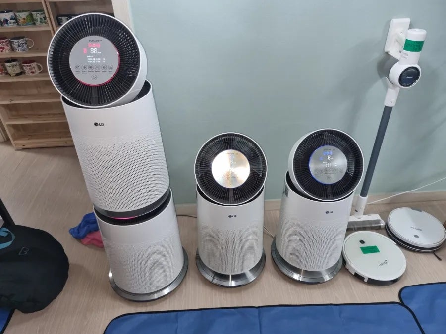 송파 학원에서 분해청소 전 모아 둔 공기청정기 3대와 청소기