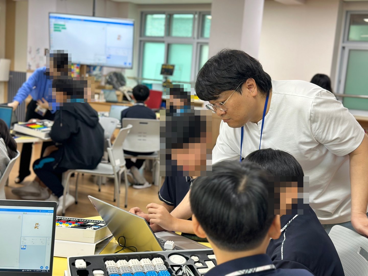 학생들의 수업을 살펴보는 큐브로이드 대표 신재광