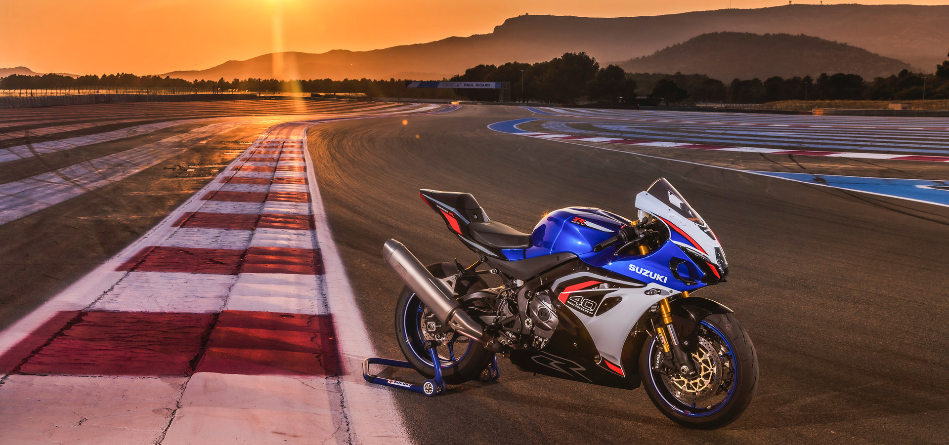 석양 진 서킷의 스타트 라인에 서 있는 2027년형 GSX-R1000R
