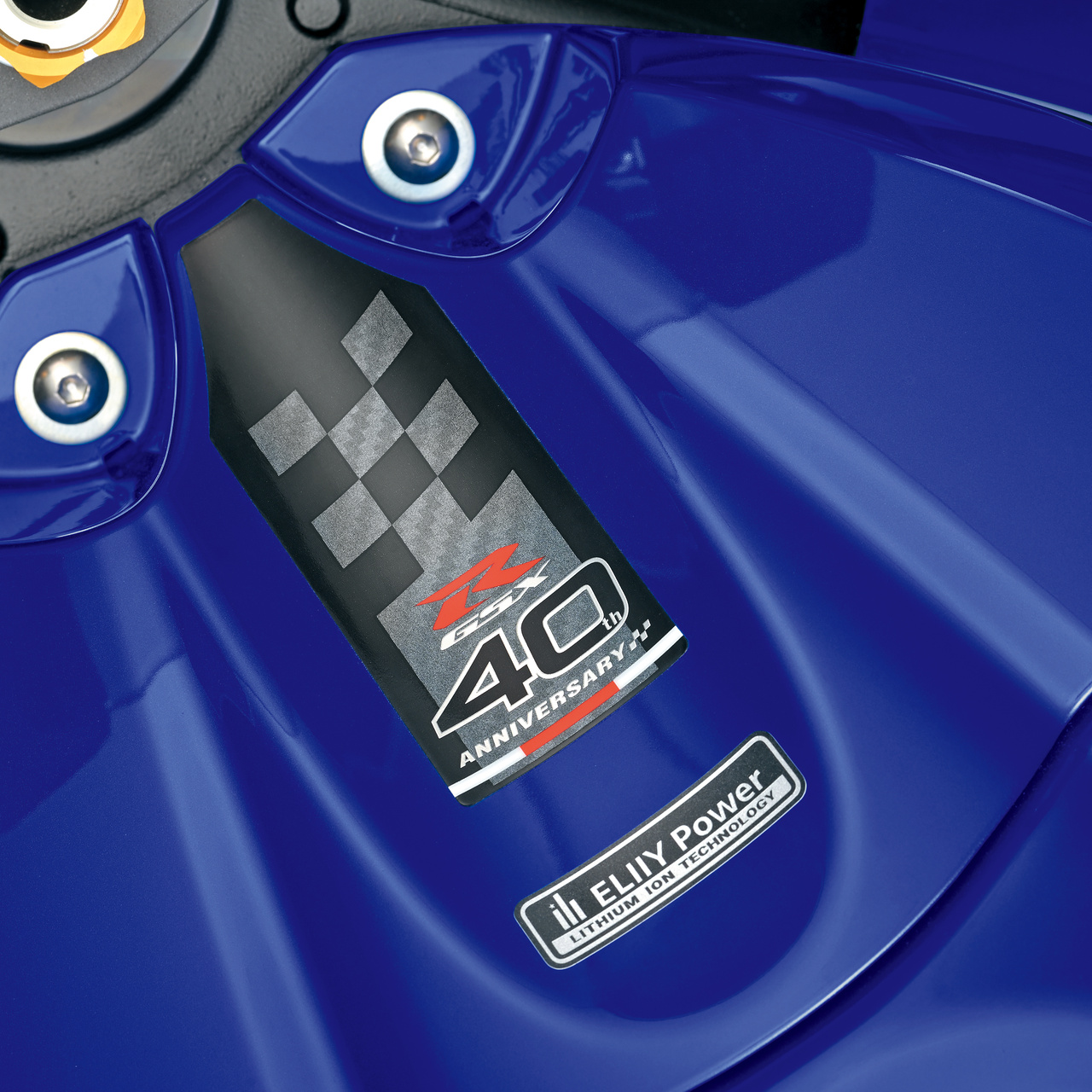 GSX-R1000R 연료탱크 윗면의 GSX-R 40주년 엠블럼