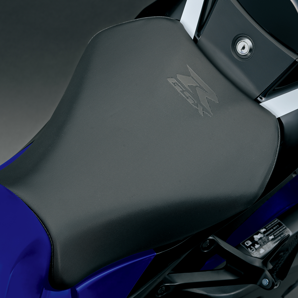 GSX-R 로고를 음각으로 새긴 GSX-R1000R 시트