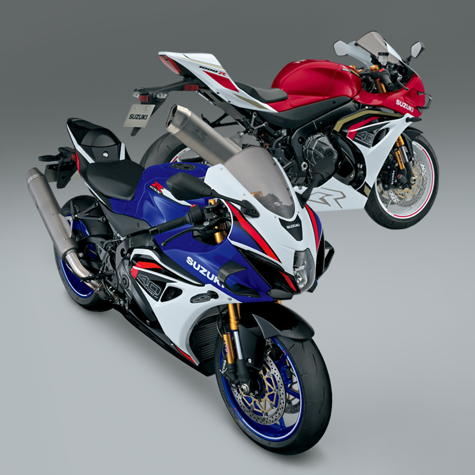 블루/화이트와 레드/화이트 리버리의 GSX-R1000R 두 대가 서킷을 달리는 모습