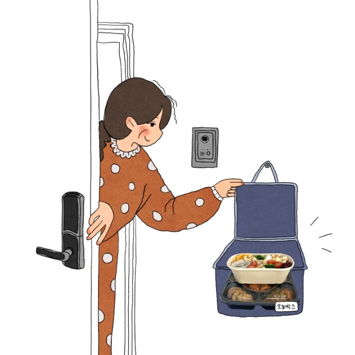 현관 앞에서 배송을 받는 모습