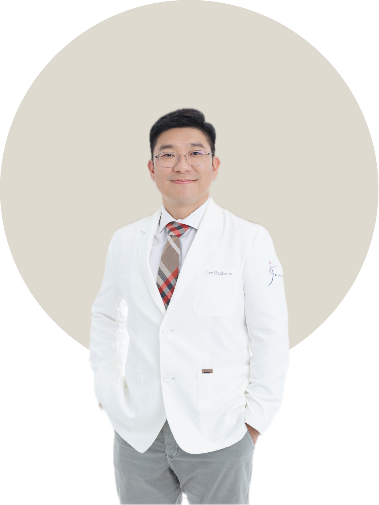 연세하나로의원 이한범 대표원장이 흰 가운을 입고 두 손을 주머니에 넣은 사진