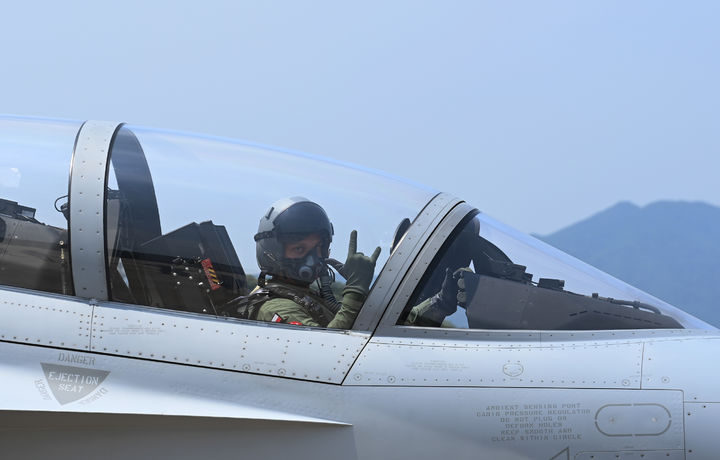 [예천=뉴시스] 19일 제16전투비행단에서 폴란드 공군 세바스티안 라이헬(SEBASTIAN RAJCHEL) 대위가 TA-50 항공기에 탑승해 이륙에 앞서 제스쳐를 취하고 있다. (사진=공군 제공) 2023.06.21. photo@newsis.com *재판매 및 DB 금지