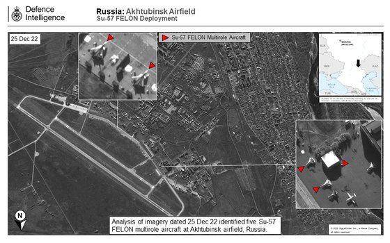 영국 국방부가 지난달 25일(현지시간) 러시아 서부 아크투빈스크 공군기지를 촬영한 것이라며 9일 공개한 상업용 인공위성 사진. 붉은 삼각 마크로 표시한 것이 Su-57 스텔스 전투기들이다. 영국 국방부 트위터 캡처