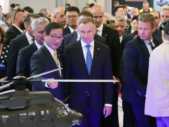강구영 KAI 사장이 5일 MSPO KAI 부스를 방문한 안제이 두다 폴란드 대통령에게 소형무장헬기(LAH)를 소개하고 있다(KAI 제공). © 뉴스1