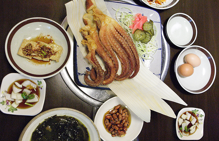 문어튀김의 맛을 제대로 즐기고 싶다면 이자카야로 가라.