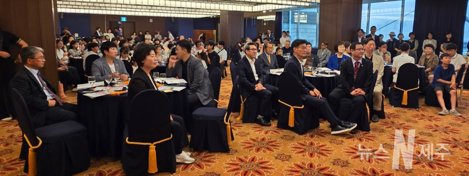 제주자치도백혈병소아암협회(회장 손태일)는 8일 오후 6시 제주오리엔탈호텔 연회장 일출홀에서 희망나누기 후원의 밤 행사를 진행했다.(성우스님에게 감사패를 전달하는 손태일 회장)