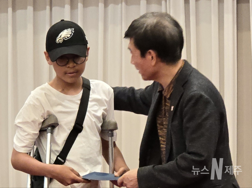 제주자치도백혈병소아암협회(회장 손태일)는 8일 오후 6시 제주오리엔탈호텔 연회장 일출홀에서 희망나누기 후원의 밤 행사를 진행했다.(성우스님에게 감사패를 전달하는 손태일 회장)
