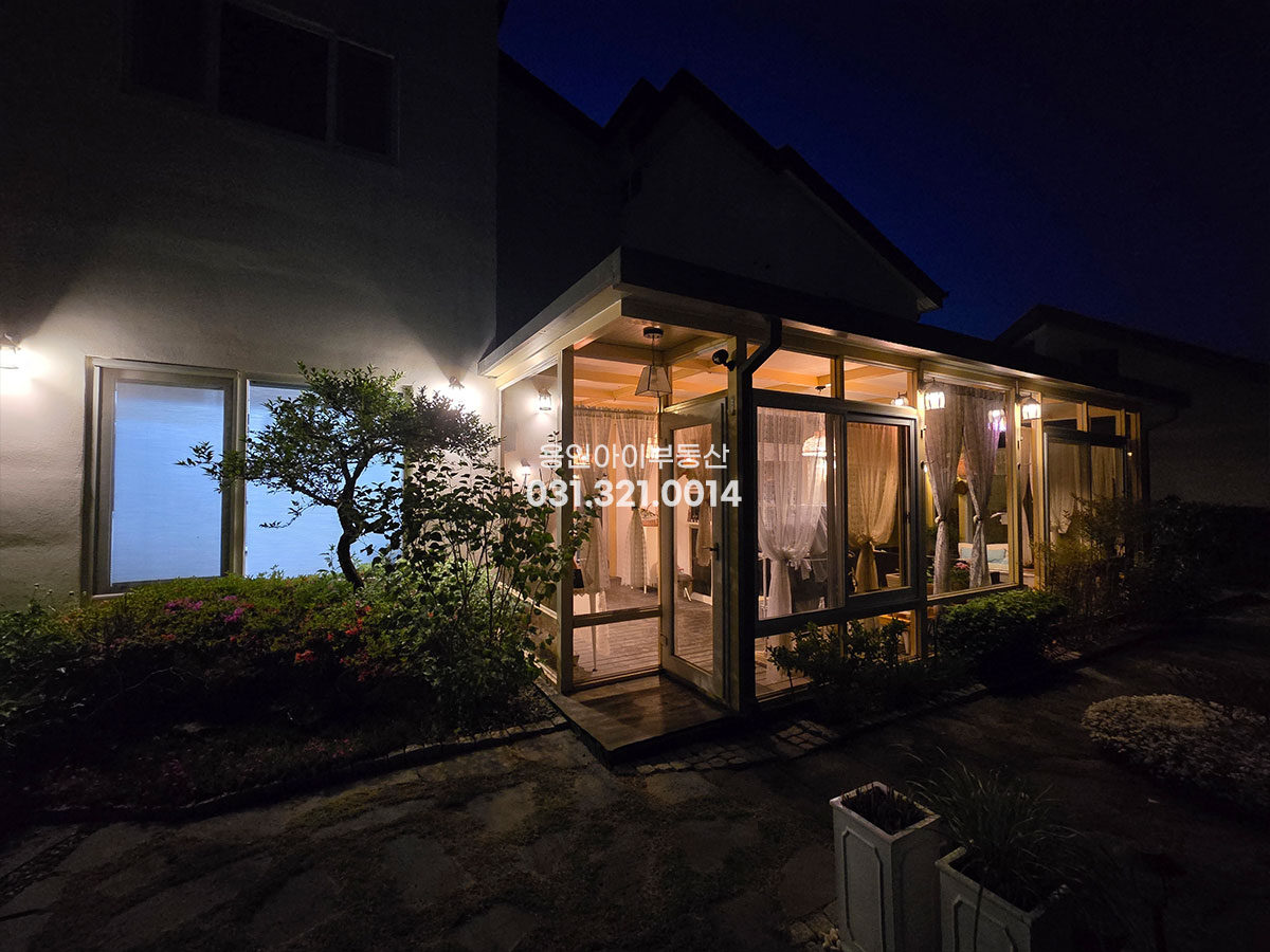 No.3879] 용인 호동 라움빌리지 전원주택, 앞뒤 모두 관리잘된 완성도 높은 전원주택, 도심인근 숲세권, 벙커2대가능, 태양광, 썬룸, 지열보일러까지 갖춘 주택