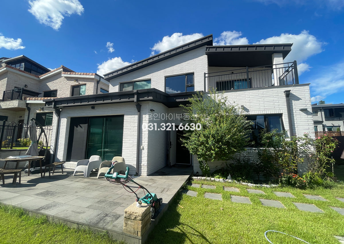 No.5117] 용인전원주택 포곡읍 전대리 숲속마을 전원주택단지, 2022년 준공 철근콘크리트 주택! 넓은 마당과 테라스, 벙커주차까지 갖춘 깔끔한 전원주택