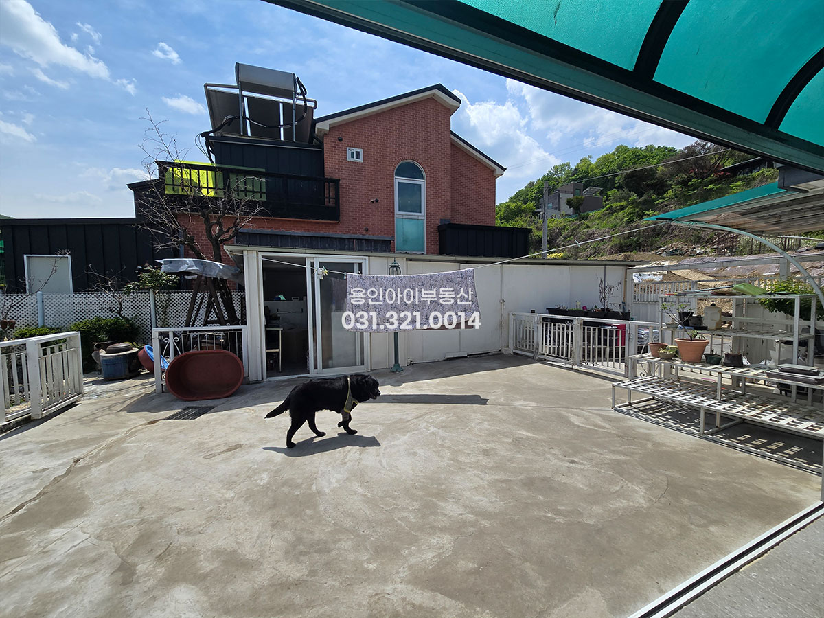 No.3904] 용인전원주택 양지 송문리 비밀의정원, 넓은 데크 단층전원주택, 벙커, 별채, 창고, 농업용/일반용 전기 사용가능