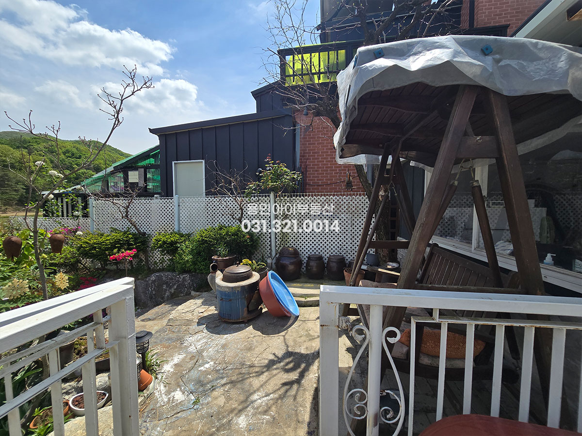No.3904] 용인전원주택 양지 송문리 비밀의정원, 넓은 데크 단층전원주택, 벙커, 별채, 창고, 농업용/일반용 전기 사용가능