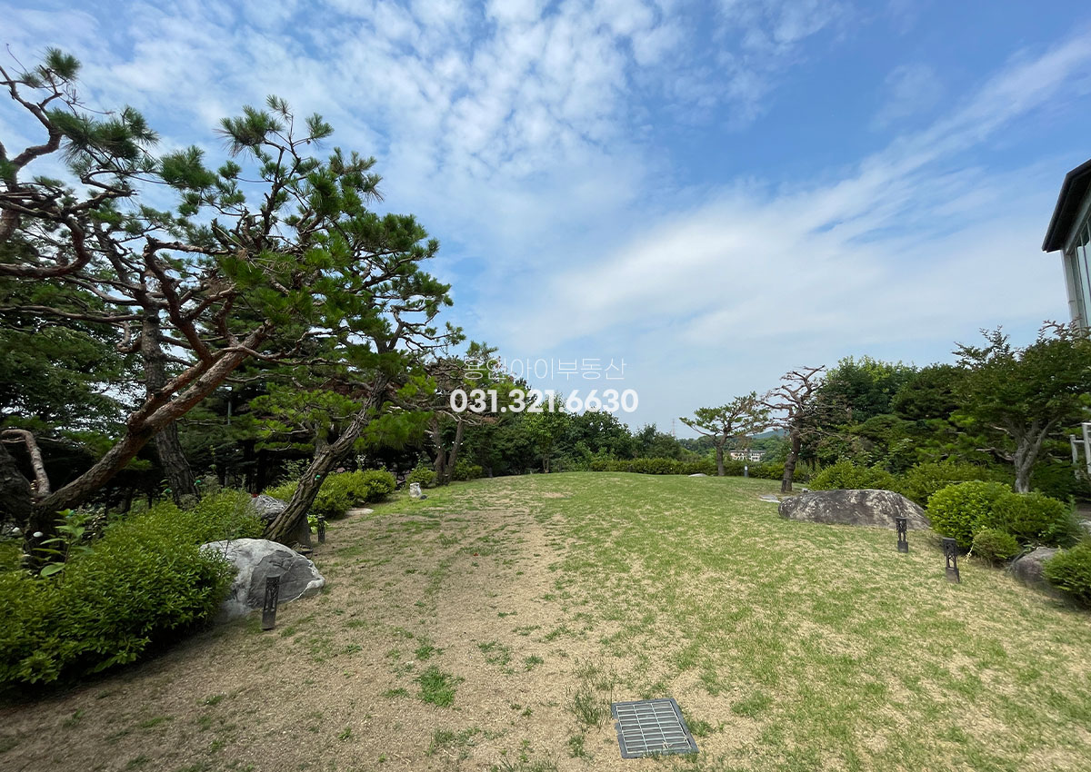 No.5107] 용인 기흥구 동백동 향린동산 고급 전원주택, 남향 대형 정원 보유, 추가 건축 가능한 300평 부지, 초급매 희소 매물
