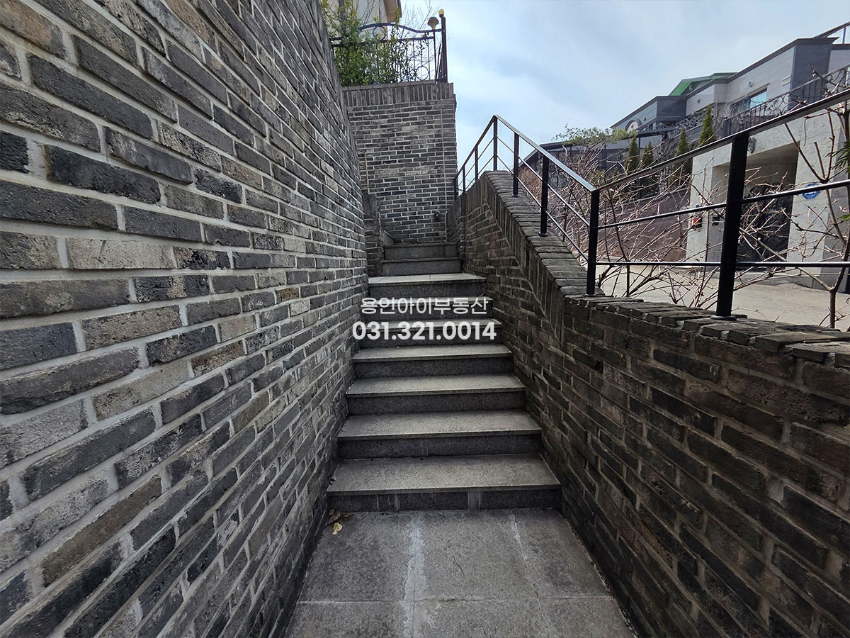 No.3879] 용인 호동 라움빌리지 전원주택, 앞뒤 모두 관리잘된 완성도 높은 전원주택, 도심인근 숲세권, 벙커2대가능, 태양광, 썬룸, 지열보일러까지 갖춘 주택