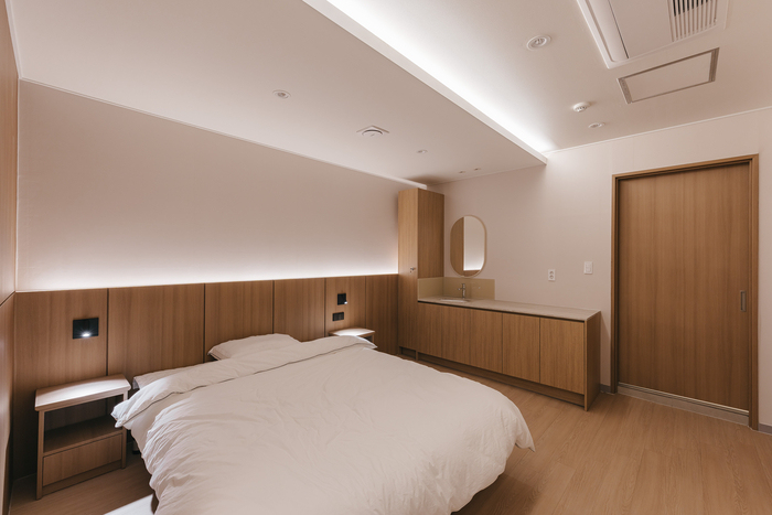 호텔형으로 조성된 수면다원검사실 내부. 일반 검사실보다 넓은 공간을 확보해 실제 수면과 유사한 환경에서 검사가 이뤄질 수 있도록 했다.<중앙이비인후과 제공>