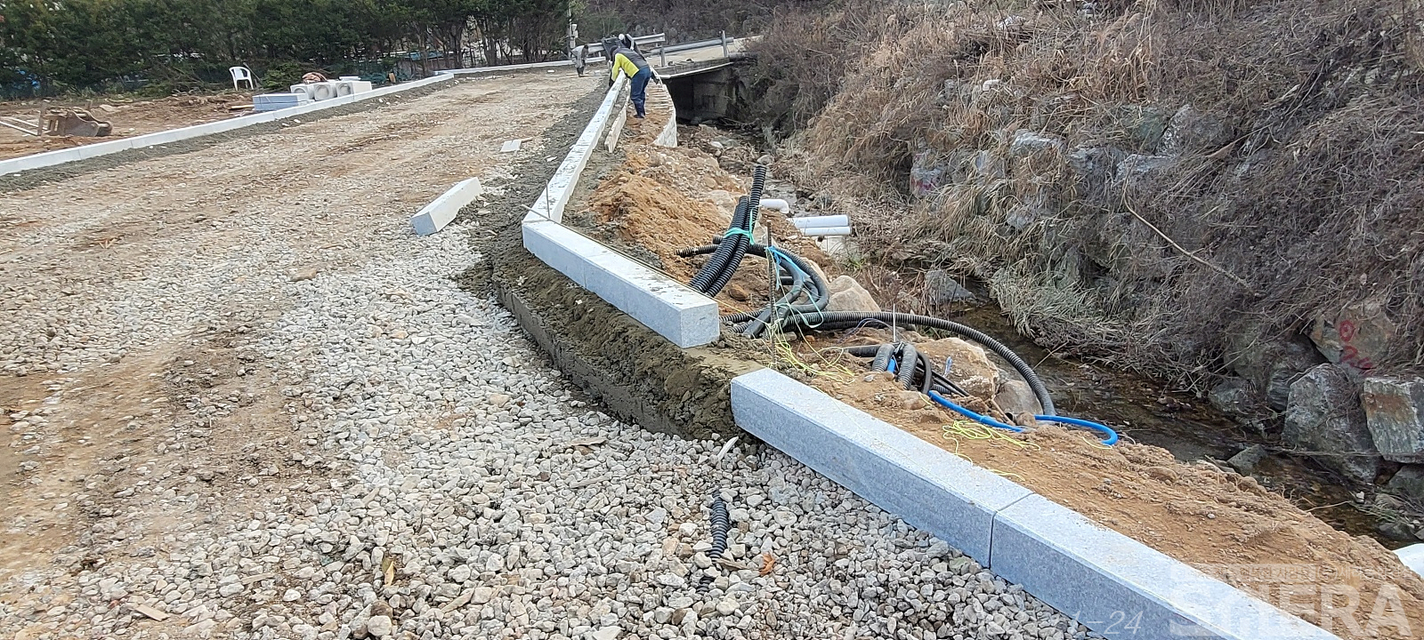 용인서리단독주택 (11/23) 진입로 바닥 잡석 다짐 및 경계석 시공 : 제주시 한림읍 근생시설