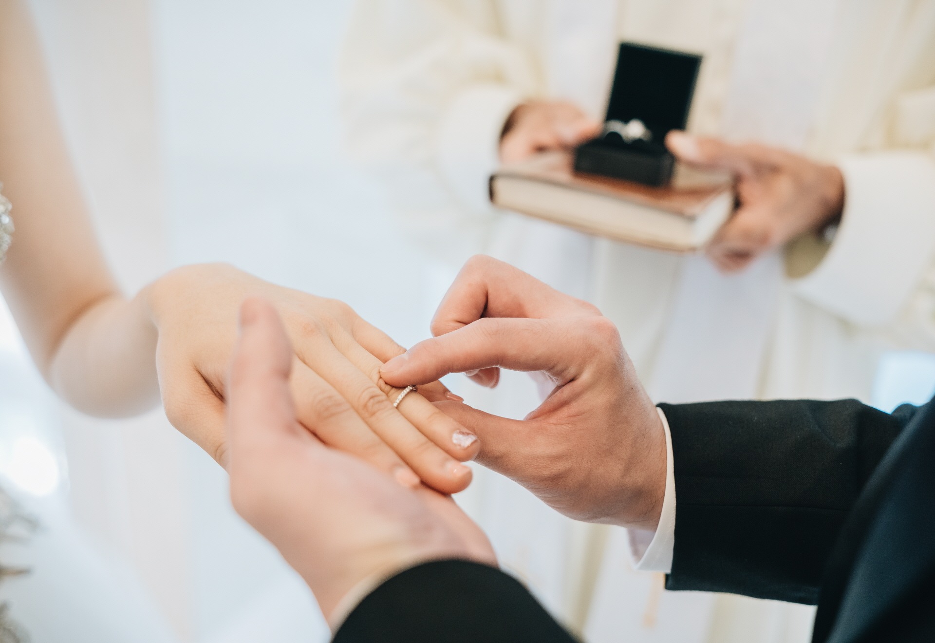 Image of Picture Of Man And Woman With Wedding Ring.Young Married Couple  Holding Hands, Ceremony Wedding Day. Newly Wed Couple'S Hands With Wedding  Rings.-NF867463-Picxy
